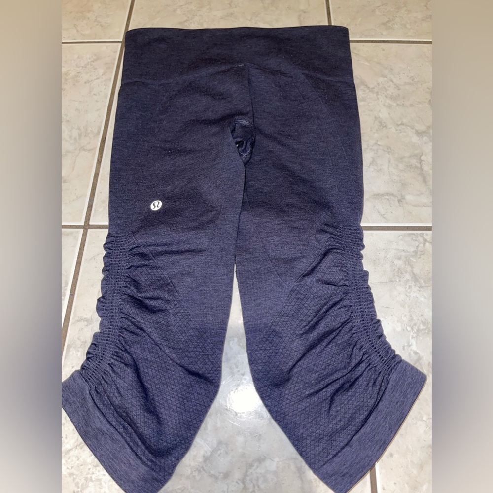 10. Lululemon workout leggings capri high rise  knee length blue